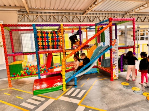 Os novos playgrounds internos integram sete brinquedos (Foto: Divulgação/Prefeitura)