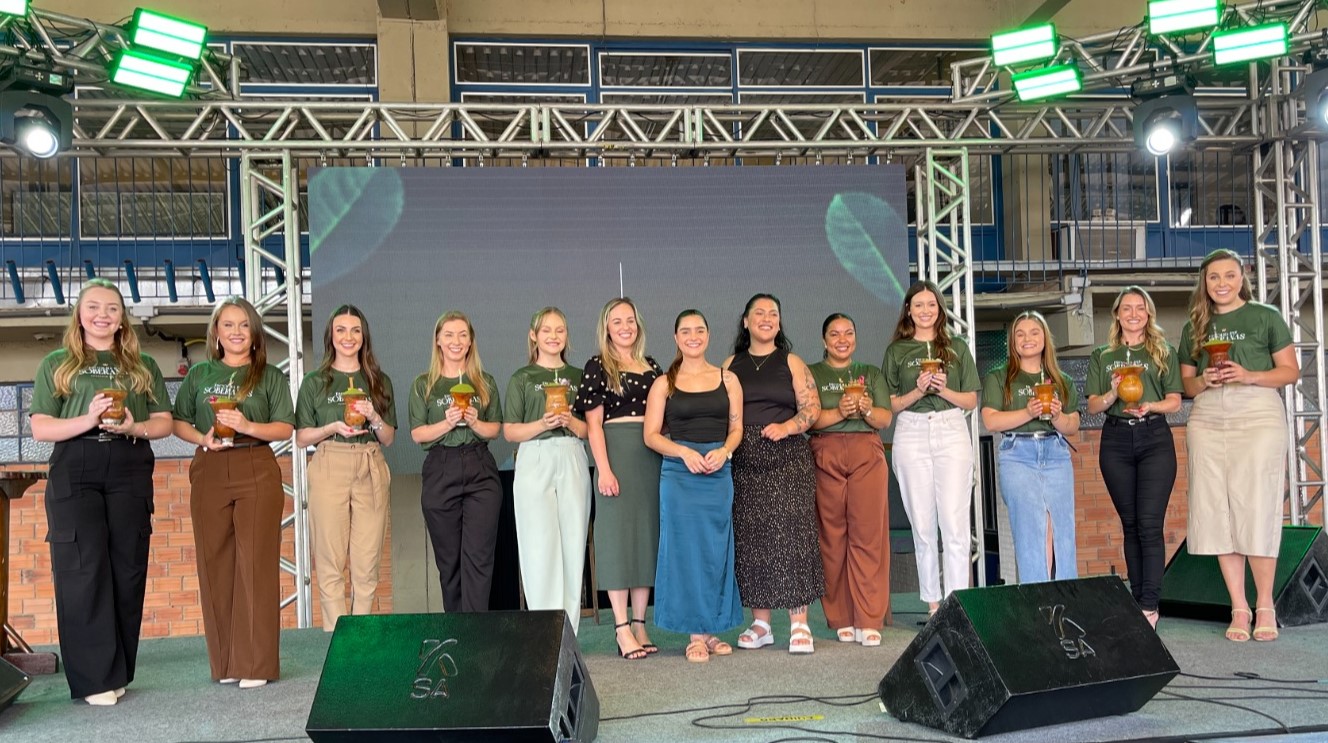 Dez candidatas participam da tradicional carreata neste sábado (Foto: Júnior Posselt)