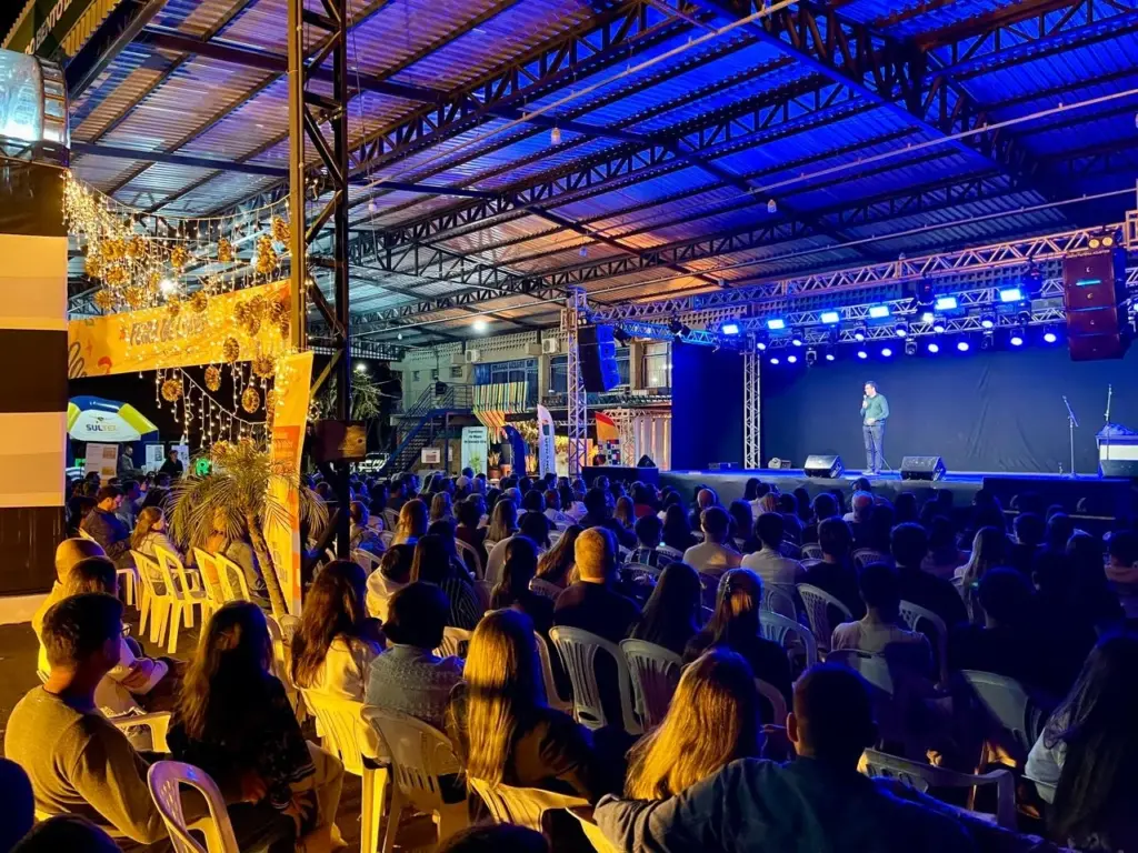 Duca Leindecker realizou palestra-show para marcar abertura oficial da feira (Fotos: Júnior Posselt/Folha do Mate) Duca Leindecker realizou palestra-show para marcar abertura oficial da feira (Fotos: Júnior Posselt/Folha do Mate)