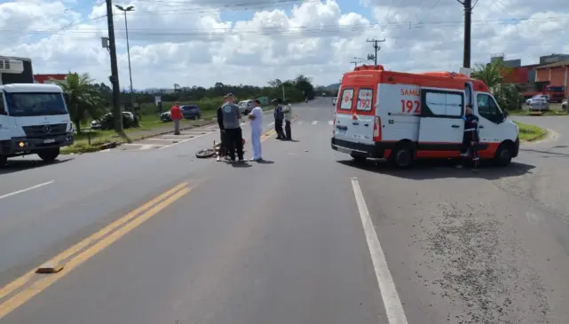 Motocilcista foi socorrido pelo Samu e encaminhado para atendimento médico (Foto: Reprodução/FM)