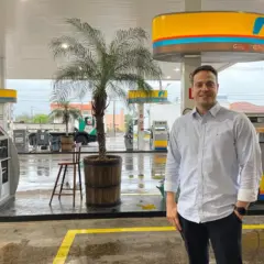 Bayard é proprietário do posto Schmitz, iniciado pelo avô, Rafael, em 1957 (Foto: Juliana Bencke)