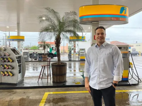 Bayard é proprietário do posto Schmitz, iniciado pelo avô, Rafael, em 1957 (Foto: Juliana Bencke)