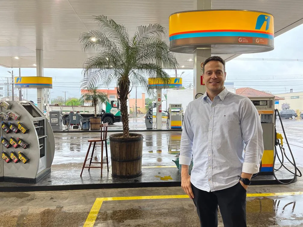 Bayard é proprietário do posto Schmitz, iniciado pelo avô, Rafael, em 1957 (Foto: Juliana Bencke)