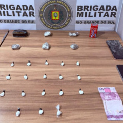 Na casa suspeita foram apreendidas porções de maconha e cocaína (Foto: Brigada Militar/Divulgação)
