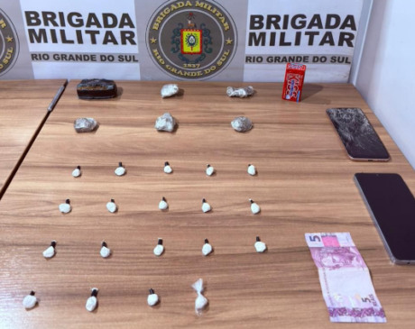 Na casa suspeita foram apreendidas porções de maconha e cocaína (Foto: Brigada Militar/Divulgação) Na casa suspeita foram apreendidas porções de maconha e cocaína (Foto: Brigada Militar/Divulgação)