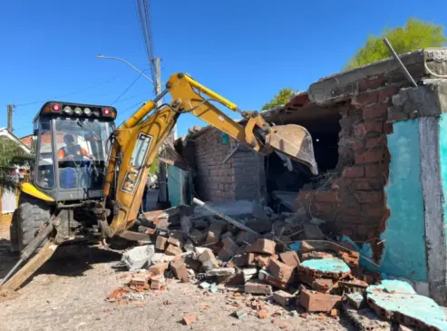 Casa usada como 'bunker' do tráfico foi destruída por uma retroescavadeira (Foto: Polícia Civil/Divulgação)