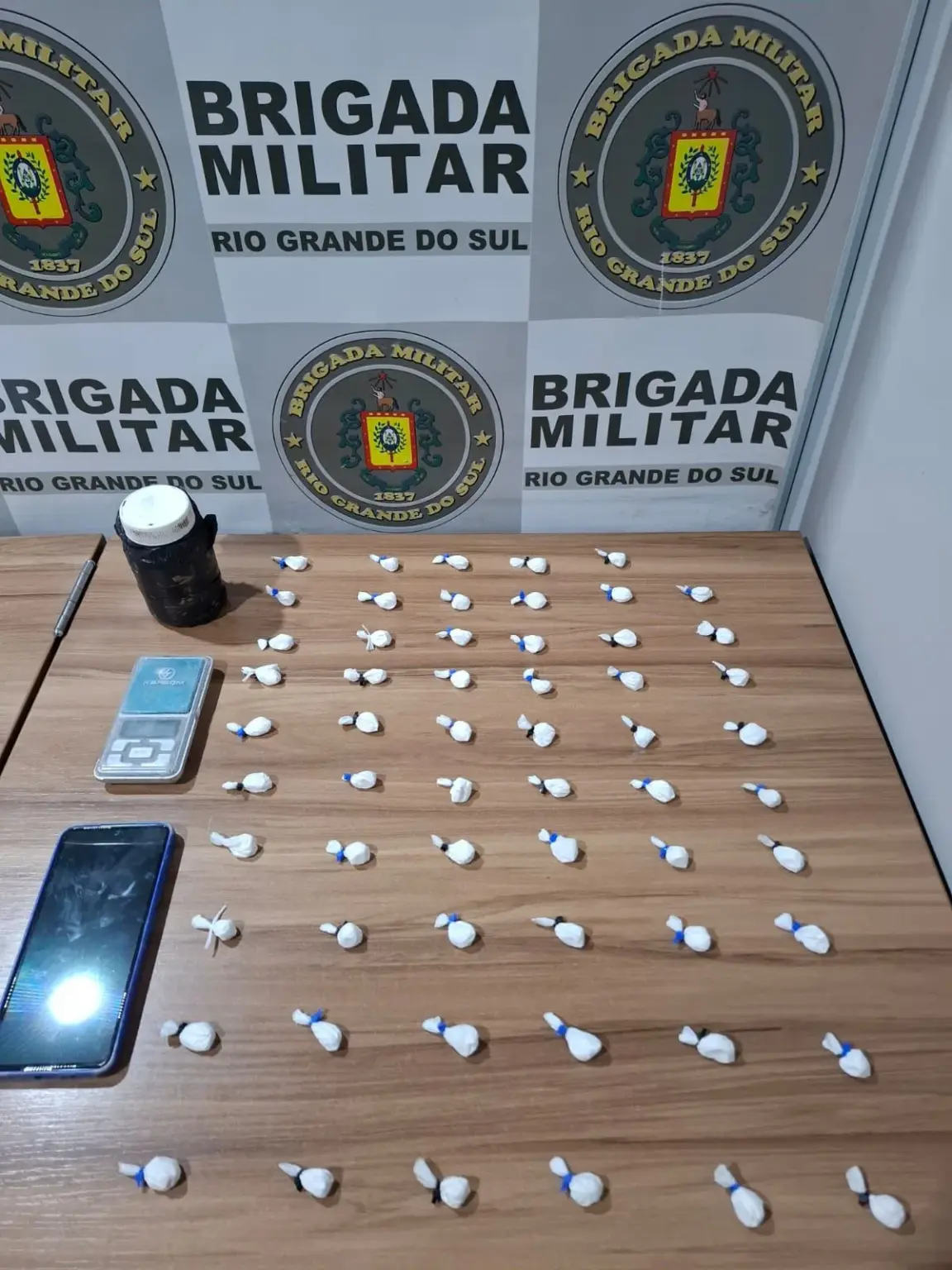 Guarnição encontrou enterrado um pote contendo 59 porções de substância semelhante à cocaína (Foto: Policiais do 23º BPM) Guarnição encontrou enterrado um pote contendo 59 porções de substância semelhante à cocaína (Foto: Policiais do 23º BPM)