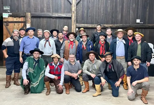 São 30 integrantes na Confraria da Música Gaúcha, que realizam encontros quinzenais (Foto: Divulgação)