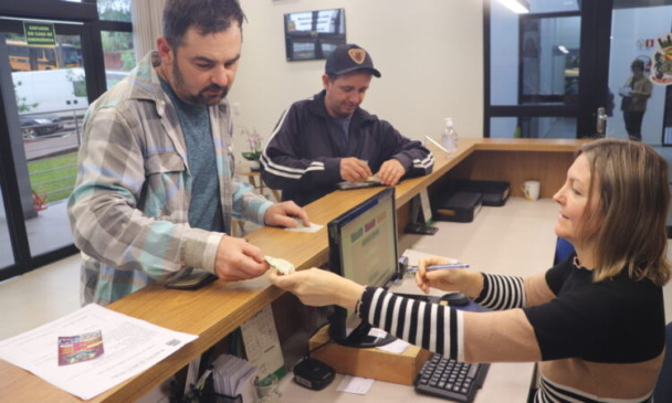 Servidores orientaram população a votar
