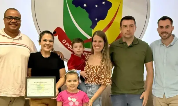 O pequeno Davi, protagonista da história, esteve presente, acompanhado dos pais Luiza Lazzaretti e Miguel Schimuneck (Foto: Fernanda Bergmann/AI Câmara)