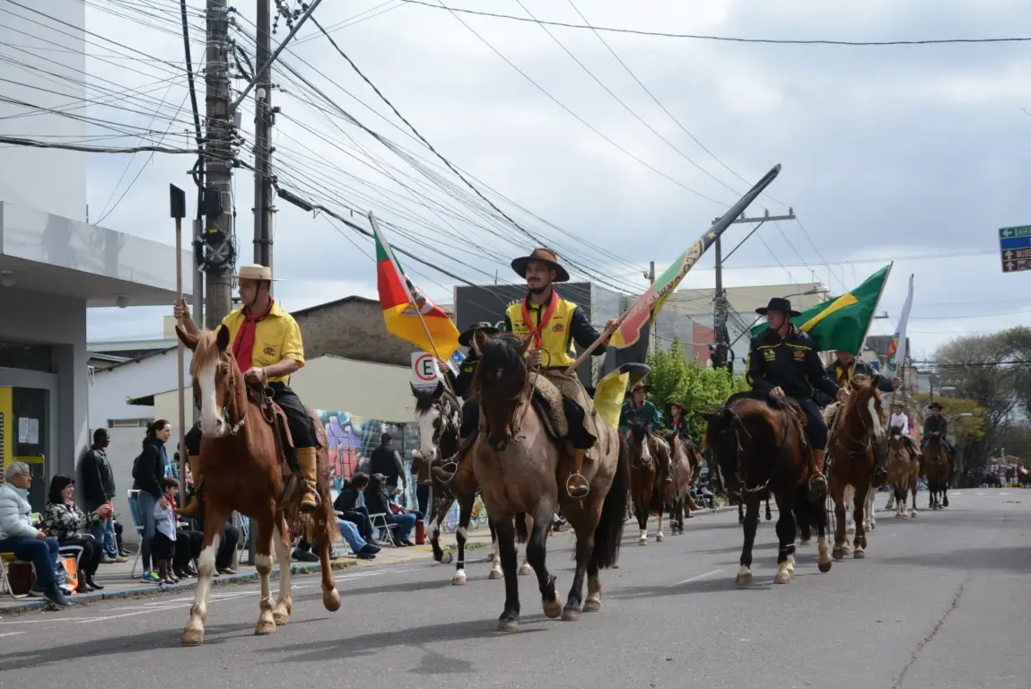 Banda da Escola Cidade Nova no desfile do ano passado (Foto: Débora Kist/Folha do Mate)