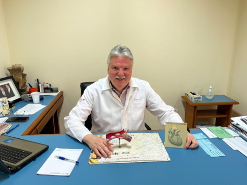 Médico há quase 51 anos, Moacir Emílio Ferreira reforça a importância da prevenção (Foto: Júnior Posselt/Folha do Mate)
