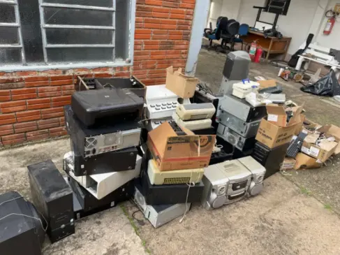 Objetos antigos foram encaminhados à adoção e descarte (Foto: Polícia Civil/Divulgação)