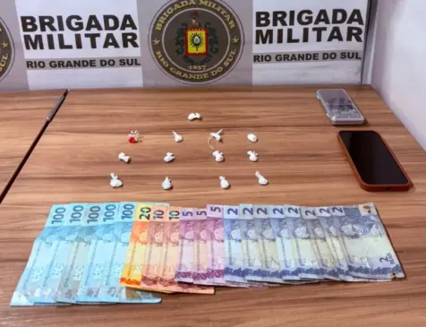 Buchas de cocaína e outros objetos foram apreendidos com jovem de 20 anos (Foto: Brigada Militar/Divulgação)