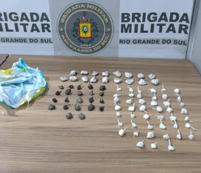 Porções de maconha e cocaína estavam sendo vendidas por um menino de 15 ano0s (Foto: Brigada Militar/Divulgação)