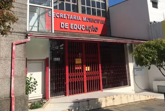 Documentos precisam ser entregues na Secretaria Municipal de Educação (Foto: Luana Schweikart/Arquivo FM)