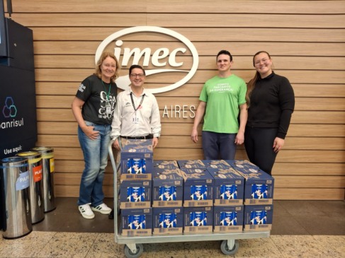 Contato publicitário Kinha Heck e gerente do Imec, João Carlos Marques de Oliveira, realizaram entrega aos representantes da Paresp, o assistente social Silvio Fernandes e a secretária Samanta Ferreira (Foto: Alan Faleiro) Contato publicitário Kinha Heck e gerente do Imec, João Carlos Marques de Oliveira, realizaram entrega aos representantes da Paresp, o assistente social Silvio Fernandes e a secretária Samanta Ferreira (Foto: Alan Faleiro)