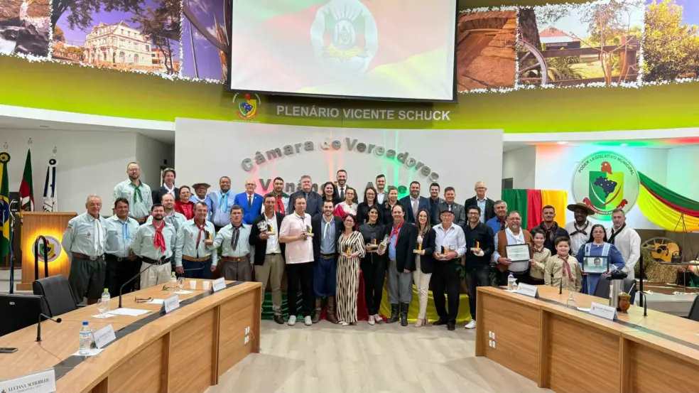 Homenageados e vereadores posaram para a tradicional foto conjunta após o fim da sessão (Foto: Fernanda Bergmann/AI Câmara) Homenageados e vereadores posaram para a tradicional foto conjunta após o fim da sessão (Foto: Fernanda Bergmann/AI Câmara)