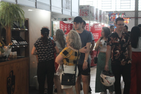Produtos diversos atraem o público que prestigia o Festival de Balonismo (Foto: Juliana Bencke)