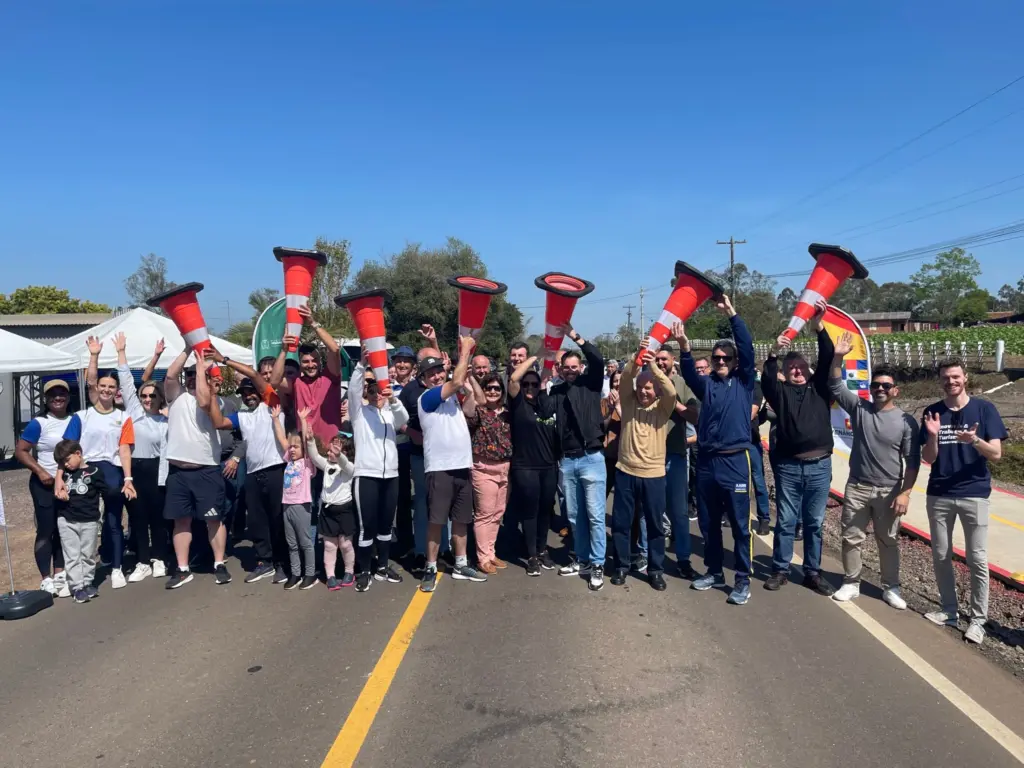 Tradicional levantamento de cones finalizou a cerimônia (Foto: Leonardo Pereira) Tradicional levantamento de cones finalizou a cerimônia (Foto: Leonardo Pereira)