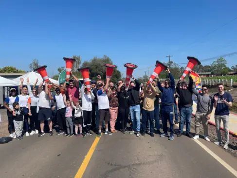 Tradicional levantamento de cones finalizou a cerimônia (Foto: Leonardo Pereira)