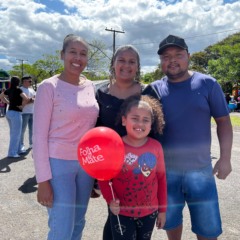 Aurora Claro, os pais Jenifer e Júnior e a irmã mais velha, Manuela, aprovaram o evento (Foto: Juan Grings)