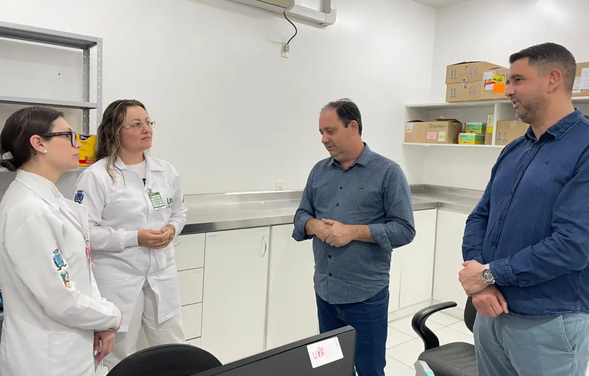 Prefeito Jarbas e secretário de Saúde Alan Flores, visitaram a nova farmácia da UPA (Fonte: AI Prefeitura)