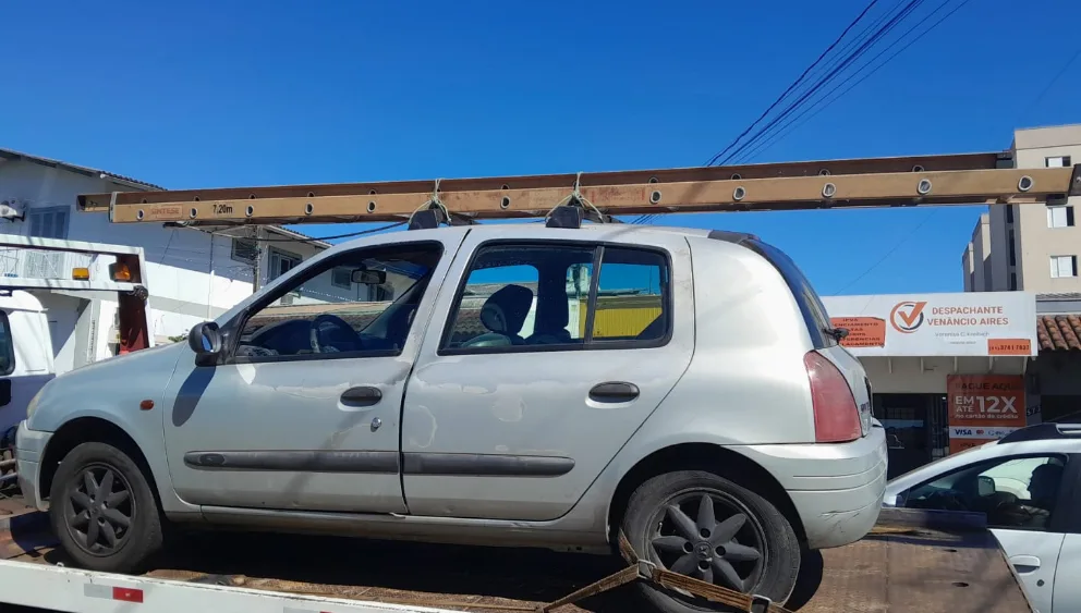 Veículo usado pela dupla estava abarrotado de fios, cabos e ferramentas e carregava uma escada e foi apreendido (Foto: Alvaro Pegoraro) Veículo usado pela dupla estava abarrotado de fios, cabos e ferramentas e carregava uma escada e foi apreendido (Foto: Alvaro Pegoraro)