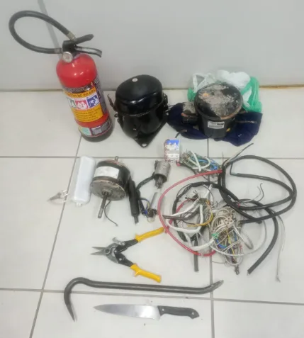 Ladrão desmontou o motor de uma geladeira e de dois ar-condicionados para furtar as peças de metal (Foto: Polícia Civil/Divulgação)