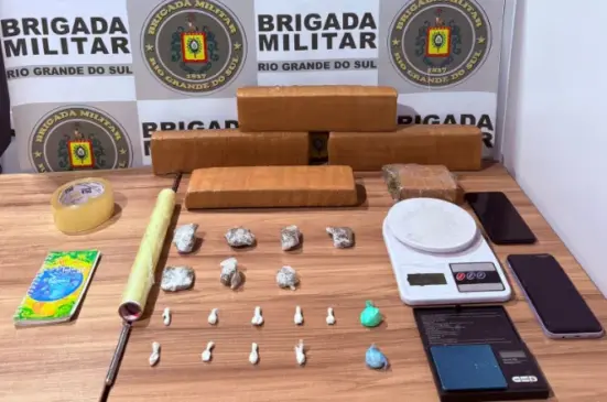 Drogas e outros objetos foram apreendidos no bairro Bela Vista (Foto: Brigada Militar/Divulgação)