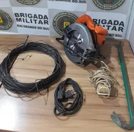 Depois de separar os objetos, suspeito dormiu em um sofá, ao lado do prédio arrombado (Foto: Alvaro Pegoraro)