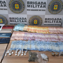 Drogas, dinheiro, celulares e outras mercadorias foram apreendidas na casa da suspeita (Foto: Brigada Militar/Divulgação)