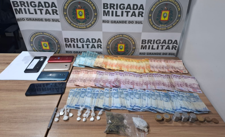 Drogas, dinheiro, celulares e outras mercadorias foram apreendidas na casa da suspeita (Foto: Brigada Militar/Divulgação)