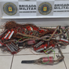 Fios e cabos foram furtados de uma caixa de telefonia (Foto: Brigada Militar/Divulgação)