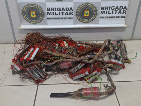 Fios e cabos foram furtados de uma caixa de telefonia (Foto: Brigada Militar/Divulgação)