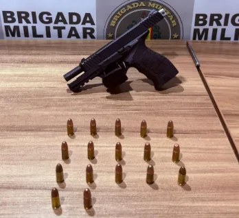 Arma com a numeração raspada e munições foram apreendidas no bairro Gressler (Foto: Brigada Militar/Divulgação)