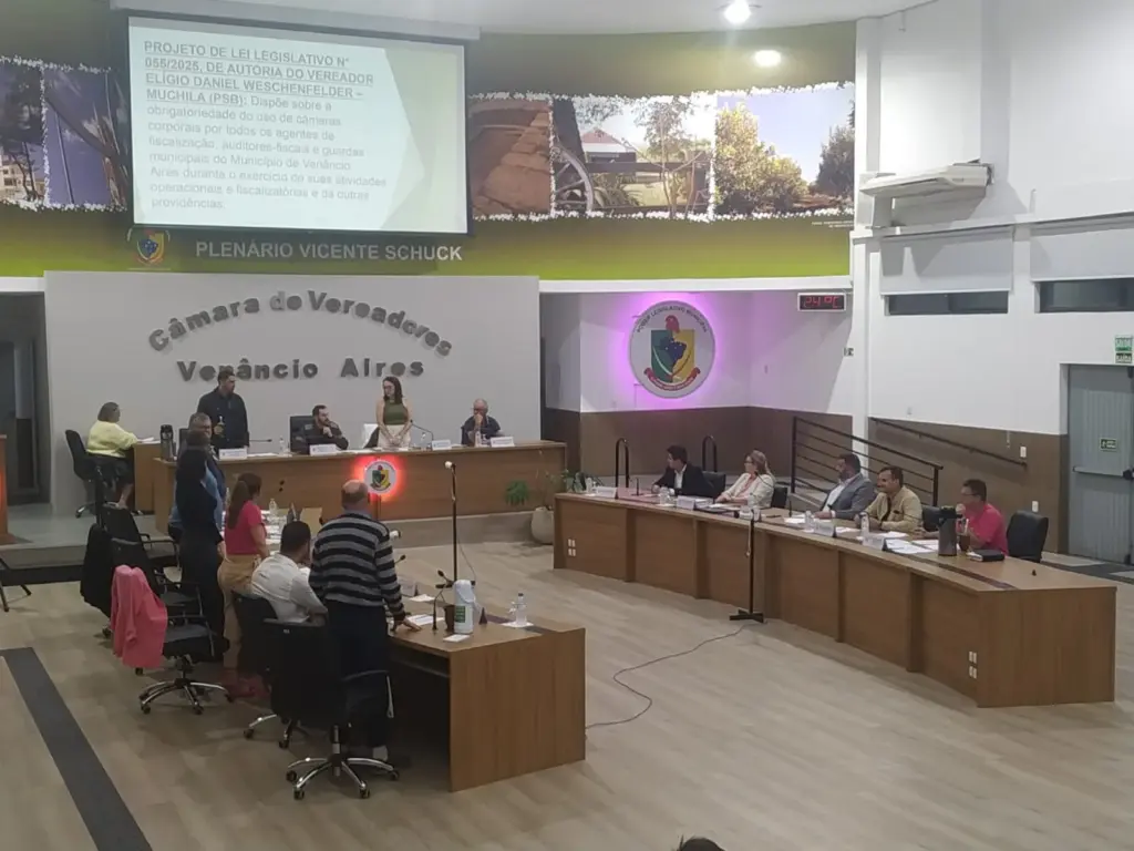 Depois de um empate em 7 a 7, coube ao presidente da Mesa Diretora, Dudu Luft (PDT), anunciar o voto minerva (Foto: Carlos Dickow)
