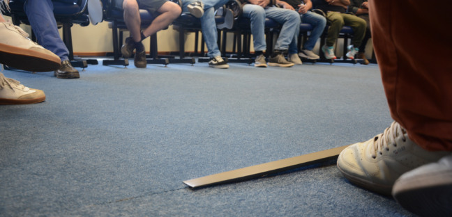Homens envolvidos em violência doméstica participam de reuniões semanais (Foto: Alvaro Pegoraro)