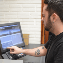 Mais sustentáveis, equipamentos digitais a toner estão substituindo impressoras off-set na Gráfica Traço (Foto: Alvaro Pegoraro)