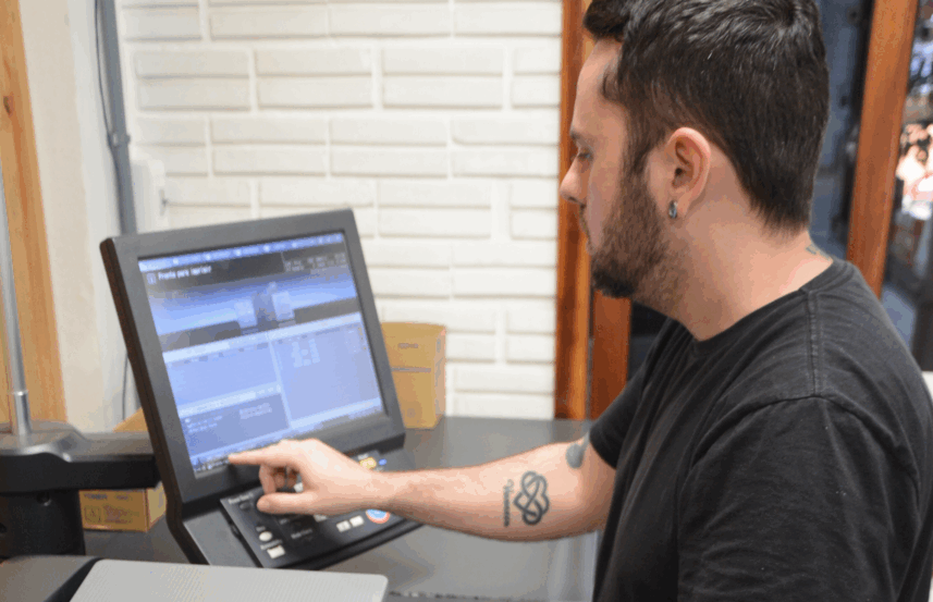 Mais sustentáveis, equipamentos digitais a toner estão substituindo impressoras off-set na Gráfica Traço (Foto: Alvaro Pegoraro)