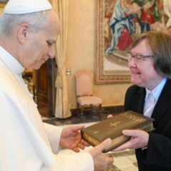 Venâncio-airense entregou ao Papa ‘A Bíblia’ da editora Paulinas do Brasil (Foto: Arquivo pessoal)