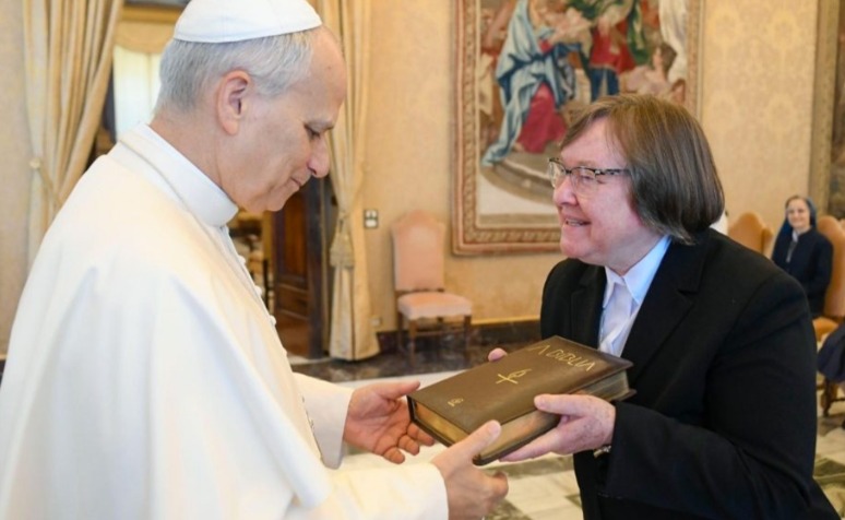 Venâncio-airense entregou ao Papa ‘A Bíblia’ da editora Paulinas do Brasil (Foto: Arquivo pessoal)