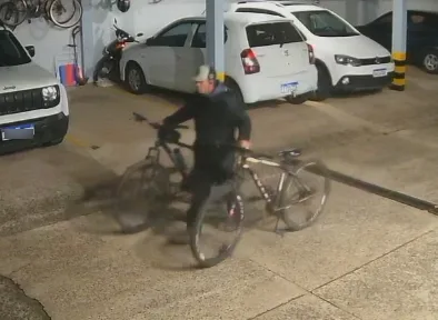 Imagens mostram o ladrão furtando duas bicicletas (Foto: Reprodução/FM)