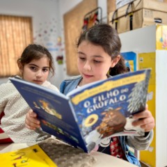 Alunas Emanuelly e Helena compartilham a leitura do livro ‘O filho do Grúfalo’ (Foto: Júnior Posselt/Folha do Mate)