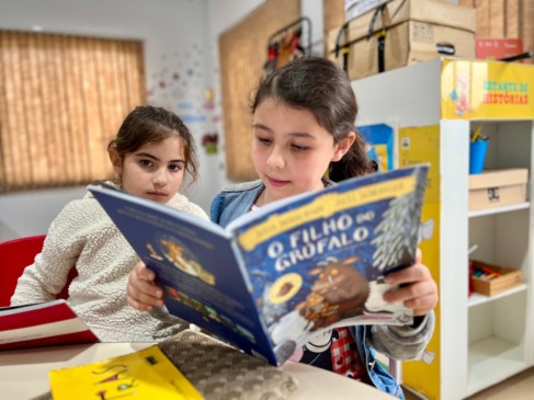 Alunas Emanuelly e Helena compartilham a leitura do livro ‘O filho do Grúfalo’ (Foto: Júnior Posselt/Folha do Mate) Alunas Emanuelly e Helena compartilham a leitura do livro ‘O filho do Grúfalo’ (Foto: Júnior Posselt/Folha do Mate)