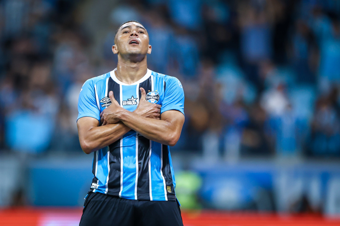 Carlos Vinícius marcou os dois gols da partida, um em cada tempo (Foto: Lucas Uebel / Grêmio FBPA) Carlos Vinícius marcou os dois gols da partida, um em cada tempo (Foto: Lucas Uebel / Grêmio FBPA)
