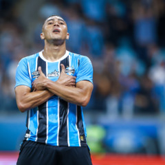 Carlos Vinícius marcou os dois gols da partida, um em cada tempo (Foto: Lucas Uebel / Grêmio FBPA)