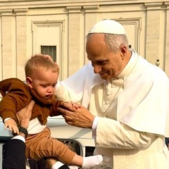 Bebê Miguel com Papa Leão XIV