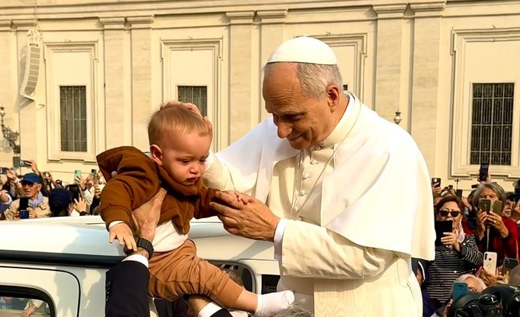 Bebê Miguel com Papa Leão XIV