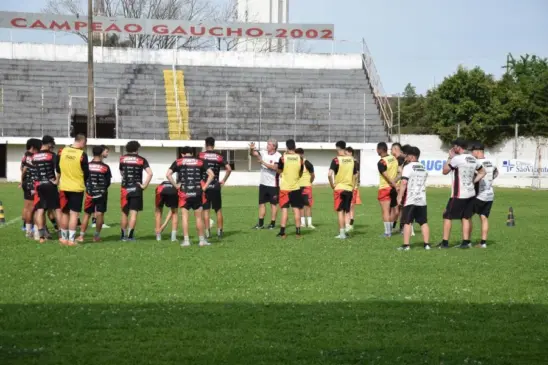Técnico Gilmar Iser aproveita o amistoso para encaminhar o time do Guarani que estreia dia 28 de setembro na Terceirona Gaúcha. (Foto: Roni Müller)